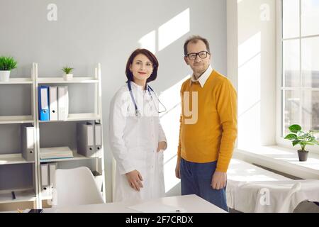 Portrait d'une femme médecin d'âge moyen expérimentée et de sa patiente âgée masculine. Banque D'Images