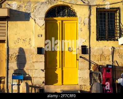 Marsaxlokk, Malte, 28 févr. 2020. Bâtiment maltais traditionnel au port de Marsaxlokk pendant le coucher du soleil. Banque D'Images