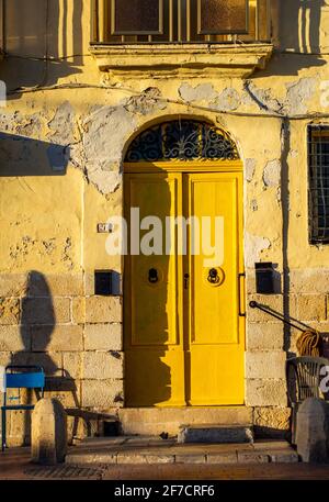 Marsaxlokk, Malte, 28 févr. 2020. Bâtiment maltais traditionnel au port de Marsaxlokk pendant le coucher du soleil. Banque D'Images