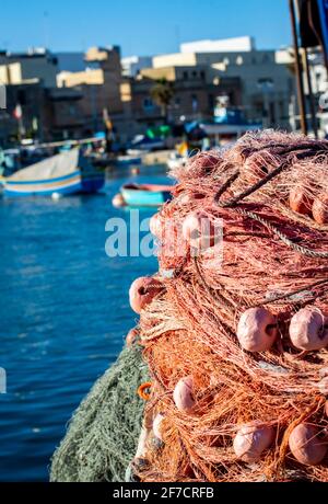 Marsaxlokk, Malte, 28 févr. 2020. Filet de pêche coloré au port de Marsaxlokk à Malte. Banque D'Images