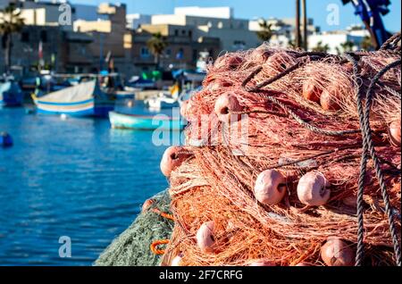 Marsaxlokk, Malte, 28 févr. 2020. Filet de pêche coloré au port de Marsaxlokk à Malte. Banque D'Images