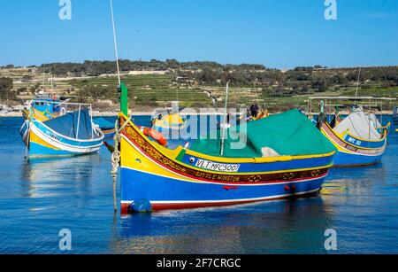 Marsaxlokk, Malte, 28 févr. 2020. Bateau de pêche traditionnel maltais coloré au port de Marsaxlokk. Banque D'Images