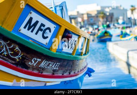 Marsaxlokk, Malte, 28 févr. 2020. Bateau de pêche traditionnel maltais coloré au port de Marsaxlokk. Banque D'Images