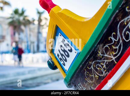 Marsaxlokk, Malte, 28 févr. 2020. Bateau de pêche traditionnel maltais coloré au port de Marsaxlokk. Banque D'Images