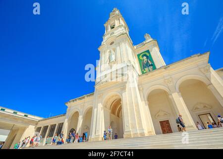 Fatima, Portugal - 15 août 2017 : touristes sur l'escalier de la Basilique de Nossa Senhora, Sanctuaire de Fatima au Portugal, un des voyages les plus célèbres Banque D'Images