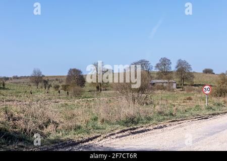 Les soldats s'entraîner près du village déserté d'Imber qui sert maintenant de terrain d'entraînement de l'armée britannique, à Salisbury Plain, Wiltshire, Angleterre, Royaume-Uni Banque D'Images