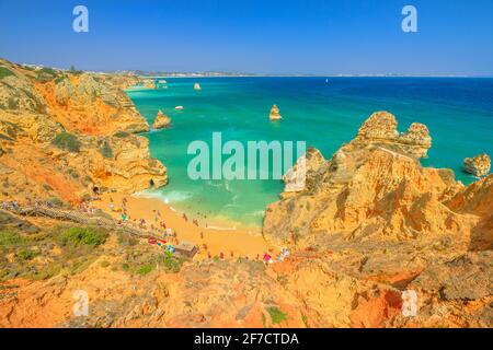 Vue aérienne de Praia do Camilo avec de longues marches et la côte de Lagos en Algarve, Portugal, Europe. Eaux turquoise entre formations rocheuses et piliers Banque D'Images