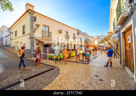 Lagos, Portugal - 19 août 2017 : restaurants et boutiques dans le centre historique de Lagos, une ancienne station balnéaire sur la côte de l'Algarve. Saison d'été. Urbain Banque D'Images