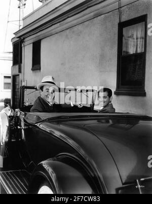 LEO CARRILLO et CLARK PIGNON en voiture sur le MGM Studio Lot Candide au moment où ils étaient tous les deux en train de faire TROP CHAUD POUR GÉRER 1938 Director JACK CONWAY Metro Goldwyn Payeur Banque D'Images