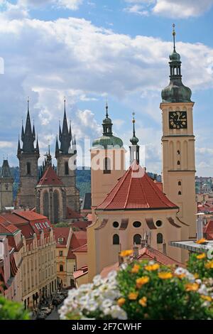 Vue sur la vieille ville de Prague depuis la terrasse du restaurant T-Anker sur le toit du bâtiment Kotva. Banque D'Images