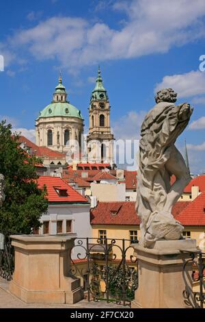 Vue panoramique vers l'église Saint-Nicolas depuis le jardin de Vrtba (Vrtbovska zahrada) sur les toits de la petite ville (Mala Strana) Banque D'Images