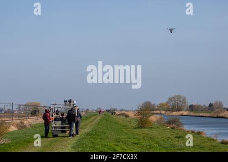 Photo d'un équipage (équipe) utilisant un drone Octocopter (avion multirotor) utilisé pour filmer la course de bateaux de 2021 sur la rivière Great Ouse à Ely, Cambridgeshire. Entre Cambridge et Oxford University le drone a 8 moteurs et hélices. Banque D'Images