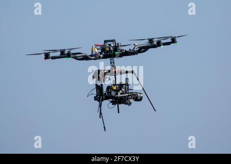 Photo de stock d'un drone Octocopter (avion multirotor ) utilisé pour filmer la course de bateaux de 2021 sur la rivière Great Ouse à Ely, Cambridgeshire. Entre Cambridge et l'Université d'Oxford le drone a 8 moteurs et hélices. Banque D'Images