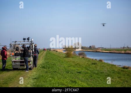 Photo d'un équipage (équipe) utilisant un drone Octocopter (avion multirotor) utilisé pour filmer la course de bateaux de 2021 sur la rivière Great Ouse à Ely, Cambridgeshire. Entre Cambridge et Oxford University le drone a 8 moteurs et hélices. Banque D'Images