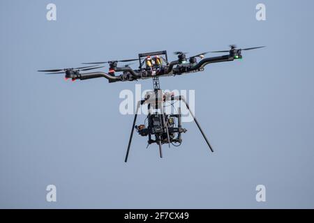 Photo de stock d'un drone Octocopter (avion multirotor ) utilisé pour filmer la course de bateaux de 2021 sur la rivière Great Ouse à Ely, Cambridgeshire. Entre Cambridge et l'Université d'Oxford le drone a 8 moteurs et hélices. Banque D'Images