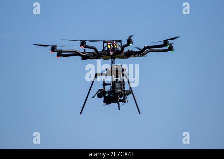 Photo de stock d'un drone Octocopter (avion multirotor ) utilisé pour filmer la course de bateaux de 2021 sur la rivière Great Ouse à Ely, Cambridgeshire. Entre Cambridge et l'Université d'Oxford le drone a 8 moteurs et hélices. Banque D'Images