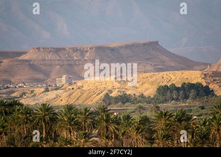 Vue panoramique sur l'oasis des palmiers, le vieux bâtiment, les montagnes et les couchers de soleil, depuis El Gantera, Biskra Banque D'Images