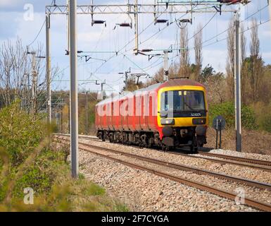 Le train Royal Mail de classe 325 exploité par DB Cargo passe à Northampton en route de Crewe au Princess Royal distribution Centre, Willesdon Banque D'Images