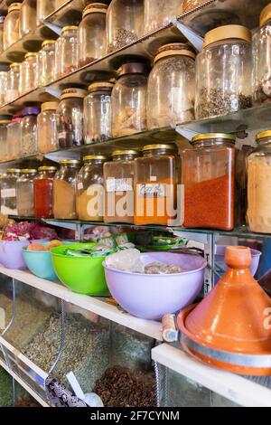 Des bocaux aux épices et aux tagines sur une étagère dans une boutique de la médina de Marrakech, au Maroc Banque D'Images