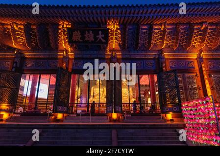Temple bouddhiste à Séoul la nuit, deux statues bouddhistes dorées visibles, Corée du Sud Banque D'Images