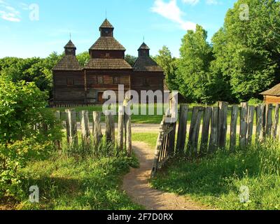 Ancienne maison en bois en plein air Pyrohovo Musée de l'architecture populaire à Kiev, Ukraine Banque D'Images