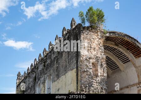 Paroi latérale de l'église détruite par la guerre Iglesia de Santo Nino Jésus à Tihopuco, péninsule du Yucatan, Mexique Banque D'Images