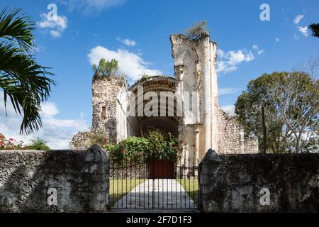 Vue de face de l'église détruite par la guerre Iglesia de Santo Nino Jésus à Tihopuco, Quintana Roo, péninsule du Yucatan, Mexique Banque D'Images