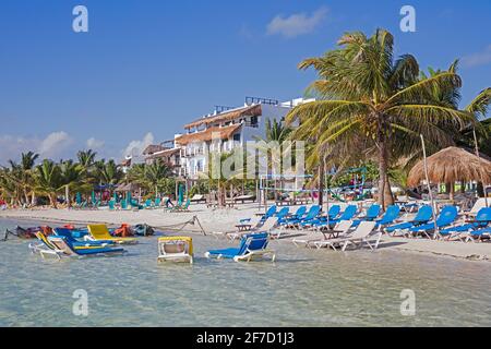 Sièges inclinables vides / chaises de plage attendant les touristes sur la plage de la station balnéaire de Mahahual le long de la Costa Maya, Quintana Roo, Yucatán, Mexique Banque D'Images