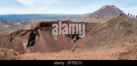 Vie du cratère rouge et du mont Ngauruhoe au croisement alpin de Tongariro, Nouvelle-Zélande Banque D'Images