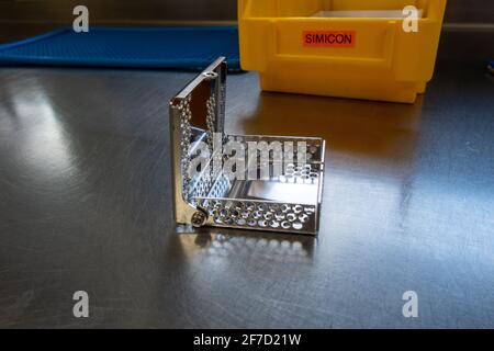 un test de simicon pour vérifier les performances de nettoyage d'un le lave-linge de la salle d'opération est en argent base Banque D'Images