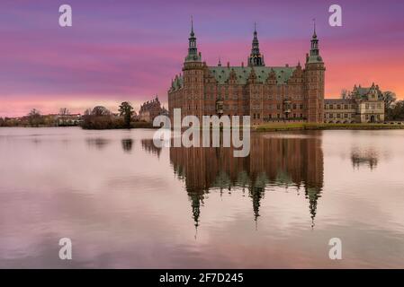 Hillerod, Danemark; 5 avril 2021 - Construit au début du XVIIe siècle, le château de Frederiksborg est l'un des plus célèbres châteaux du Danemark. Banque D'Images