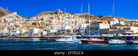 Vue panoramique sur la ville d'Ermoupoli, capitale de l'île de Syros. Cyclades. Juin 2016 Banque D'Images