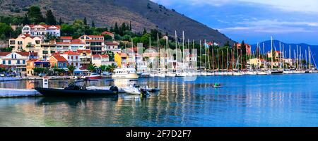 Grèce, île Ionienne Kefalonia (Cefalonia). Village pittoresque d'Agia Efimia avec bateaux à voile au coucher du soleil. Juin 2017 Banque D'Images