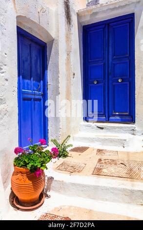 Vieux villages blancs traditionnels avec des portes colorées dans les îles Cyclades de Grèce, Amorgos Banque D'Images