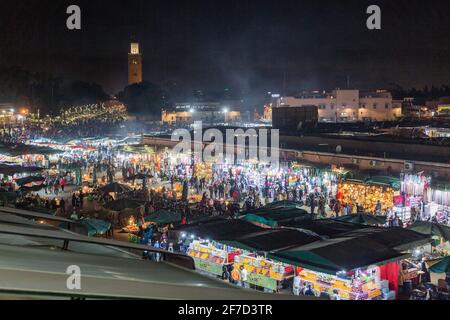 Djemaa el-Fna, le célèbre marché de Marrakech la nuit - voyager le Maroc Banque D'Images