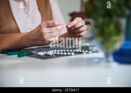 Craftswoman fait un nouveau collier dans son studio Banque D'Images