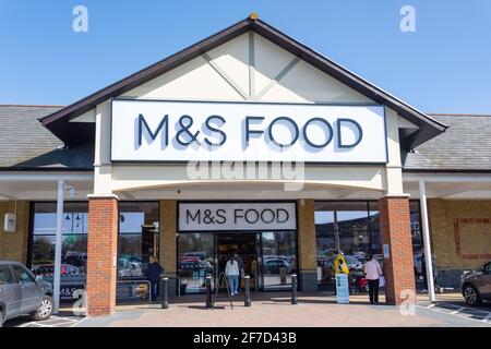 M&S Food Supermarket dans le centre commercial Two Rivers, Staines-upon-Thames, Surrey, Angleterre, Royaume-Uni Banque D'Images