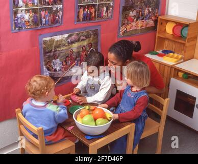 Enfants en pépinière avec assistant de pépinière, Surrey, Angleterre, Royaume-Uni Banque D'Images