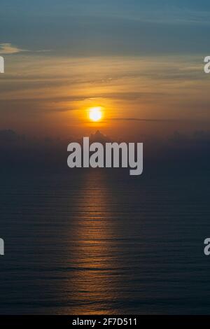 Paysage lever de soleil sur Hon Chong cape, Nha Trang, Vietnam. Concept de voyage et de nature. Ciel du matin, nuages, soleil et eau de mer Banque D'Images