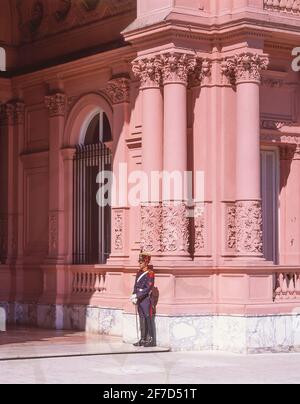 Garde du palais, Casa Rosada (Bureau du Président de l'Argentine), Plaza de Mayo, Buenos Aires, Argentine Banque D'Images