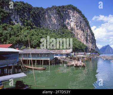 Village de pêcheurs sur pilotis sur la mer, Ko Panyi, Phang Nga Bay Marine National Park, province de Phang Nga, Thaïlande Banque D'Images