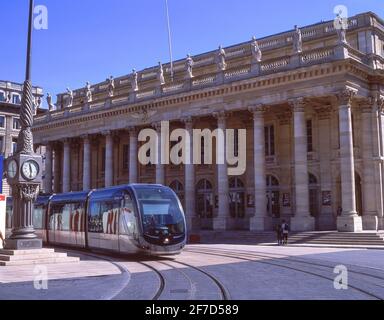 Le tramway de la ville, Place de la Comédie, Bordeaux, Gironde, Aquitaine, France Banque D'Images