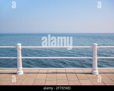 Vue sur l'horizon marin depuis le Casino Faleza en bord de mer) à Constanta, Roumanie Banque D'Images