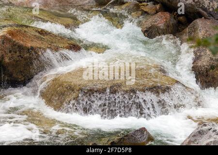 Cascades au ruisseau Studeny potok dans les montagnes de High Tatras, Carpathia, Slovaquie Banque D'Images