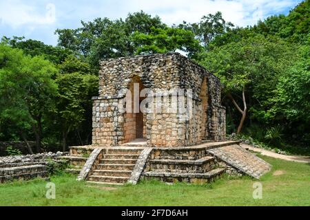 Petit temple Maya photographié à Chichen Itza. Banque D'Images