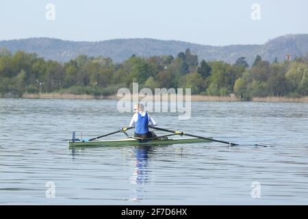 GRETA JAANSON d'Estonie en action lors de l'épreuve préliminaire des Sculpts uniques des femmes à la régate de qualification olympique européenne du lac Varèse le 5 avril 2021 à Varèse, Italie Banque D'Images