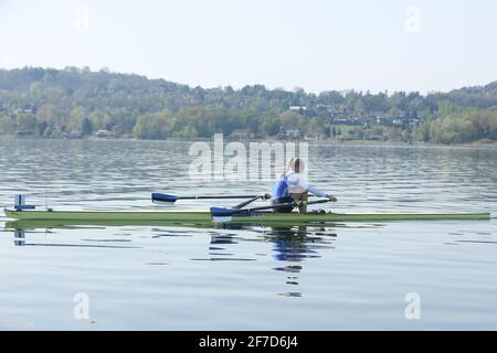 GRETA JAANSON d'Estonie en action lors de l'épreuve préliminaire des Sculpts uniques des femmes à la régate de qualification olympique européenne du lac Varèse le 5 avril 2021 à Varèse, Italie Banque D'Images