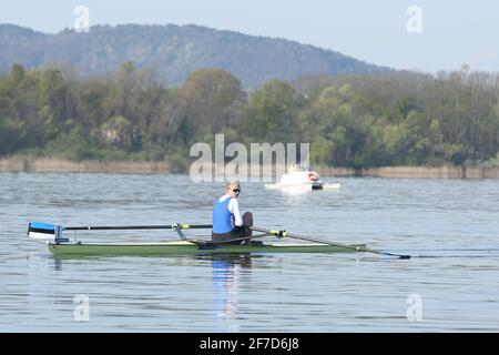 GRETA JAANSON d'Estonie en action lors de l'épreuve préliminaire des Sculpts uniques des femmes à la régate de qualification olympique européenne du lac Varèse le 5 avril 2021 à Varèse, Italie Banque D'Images