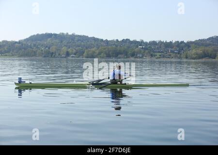 GRETA JAANSON d'Estonie en action lors de l'épreuve préliminaire des Sculpts uniques des femmes à la régate de qualification olympique européenne du lac Varèse le 5 avril 2021 à Varèse, Italie Banque D'Images