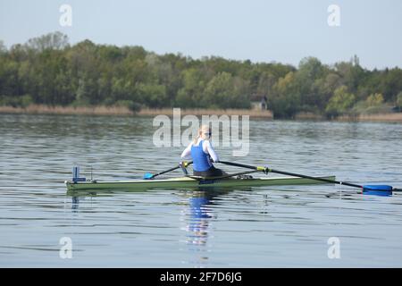 GRETA JAANSON d'Estonie en action lors de l'épreuve préliminaire des Sculpts uniques des femmes à la régate de qualification olympique européenne du lac Varèse le 5 avril 2021 à Varèse, Italie Banque D'Images